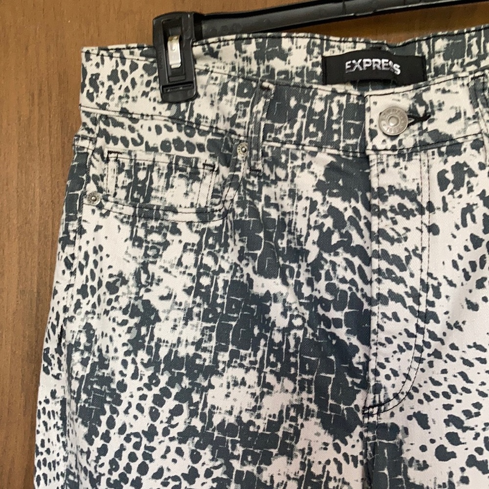 Express high rise skinny stretch jean with abstract animal print like size 12 - Picture 4 of 16